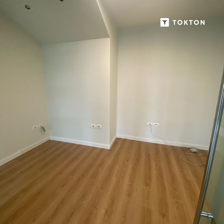 Tirane, jepet me qera ambjent biznesi Kati 4, 110 m² 1.200 € (Piramida, Tiranë, TT 1940)
