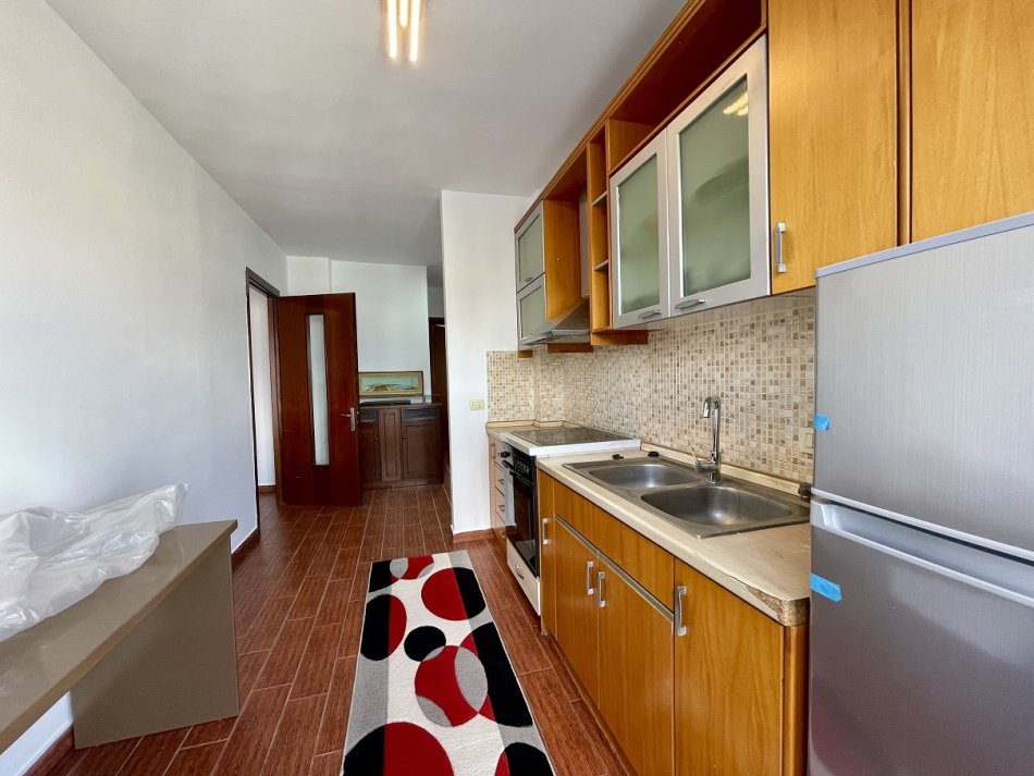 Tirane, jepet me qera apartament 2+1+Ballkon Kati 6, 600 € (Komuna e Parisit afer Kristalit)