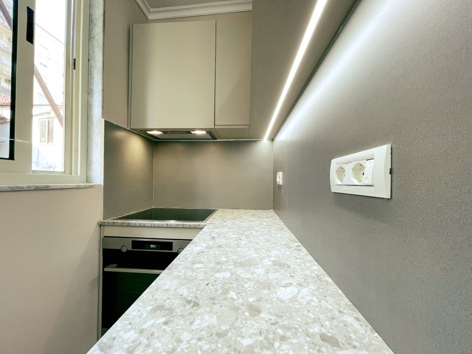 Tirane, jepet me qera apartament 2+1+Ballkon Kati 3, 75 m² 800 € (Ambasada Kineze, Rruga e Durrësit)