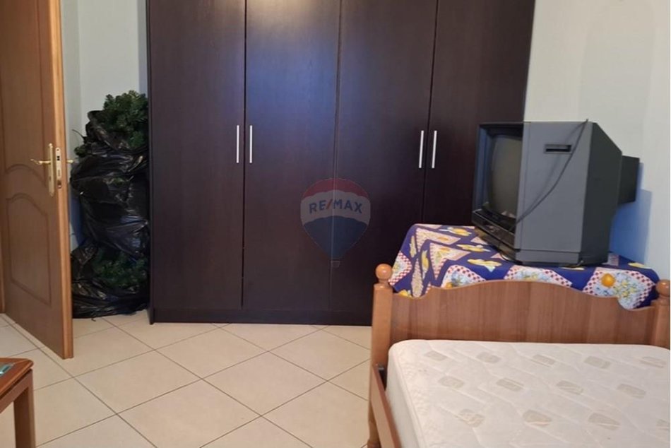 Tirane, jepet me qera 2+1 Kati 2, 152 m² 600 € 