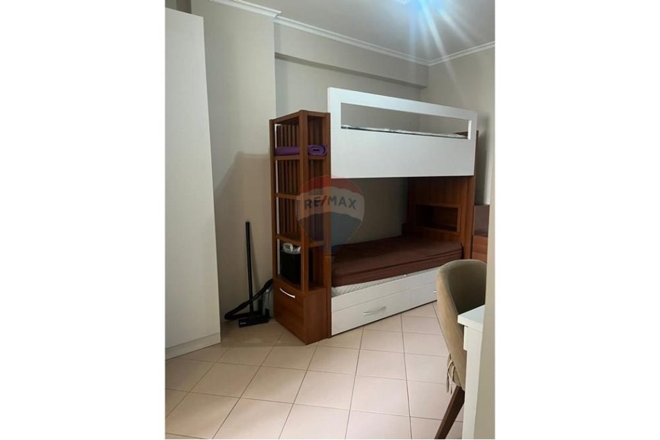 Tirane, jepet me qera 2+1 , 100 m² 700 € 