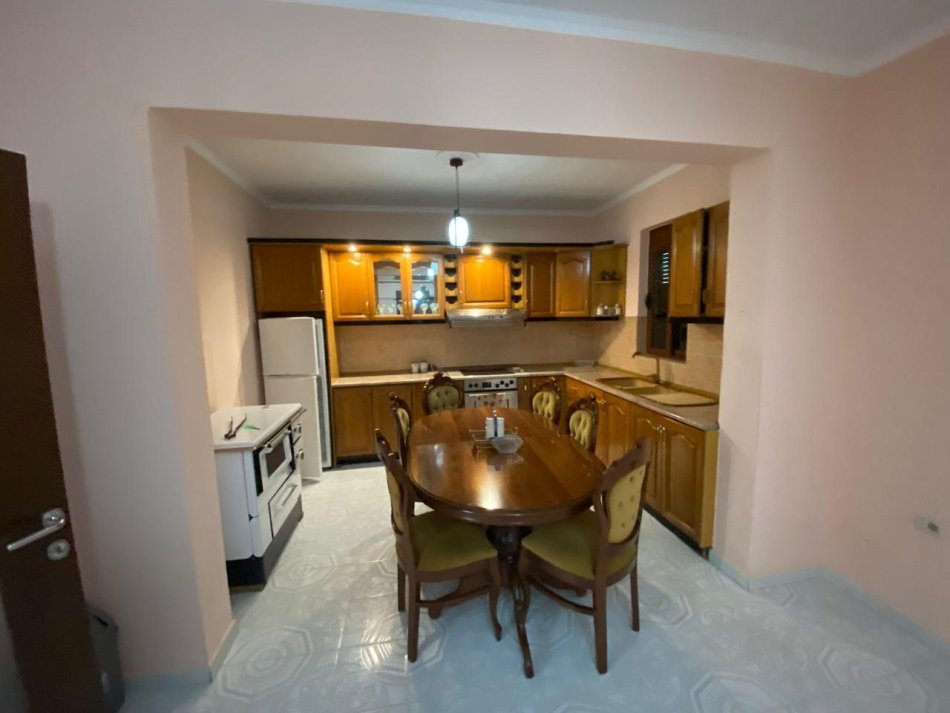 Tirane, jepet me qera shtepi 2+1+Ballkon Kati 1, 120 m²  (Kamez)