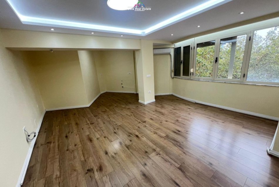 Tirane, jepet me qera zyre Kati 2, 80 m² 900 € (Qender)