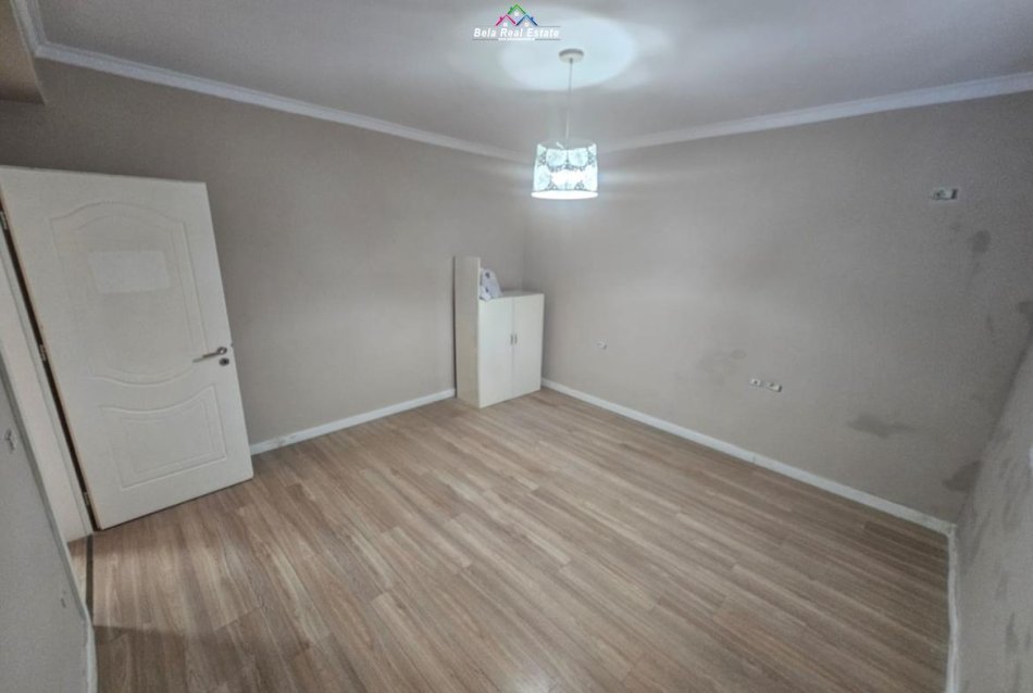 Tirane, jepet me qera Vile 3 Katshe Kati 3, 400 m² 2.500 € (blloku i vilave)