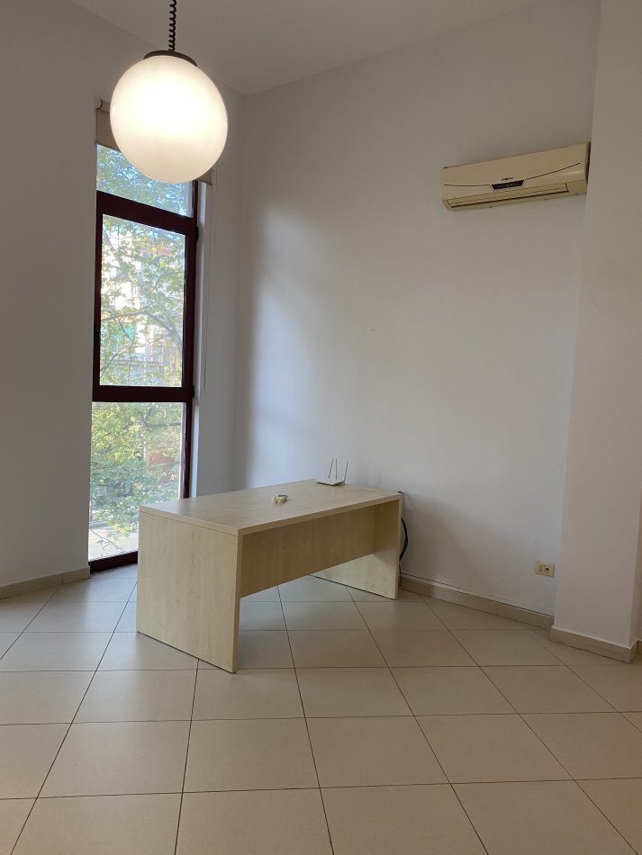 Tirane, shes ambjent biznesi Kati 1, 40 m² 120.000 € (Rr. Riza Cerova)