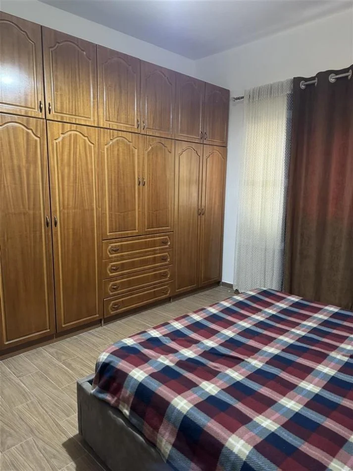 Tirane, jepet me qera shtepi 1+1+Ballkon Kati 1, 65 m² 400 € (rruga 5 Maj)