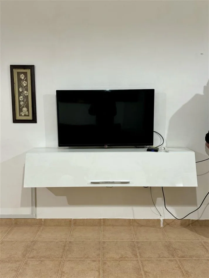 Tirane, jepet me qera shtepi 1+1+Ballkon Kati 1, 65 m² 400 € (rruga 5 Maj)