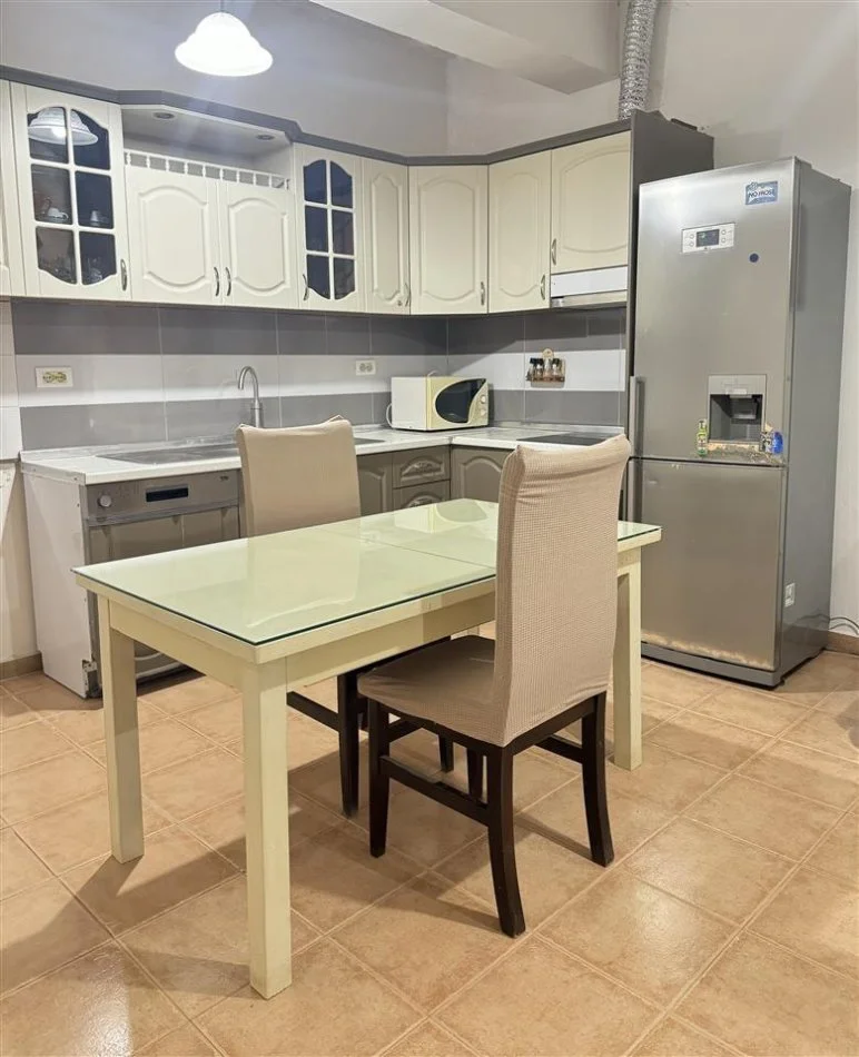 Tirane, jepet me qera shtepi 1+1+Ballkon Kati 1, 65 m² 400 € (rruga 5 Maj)