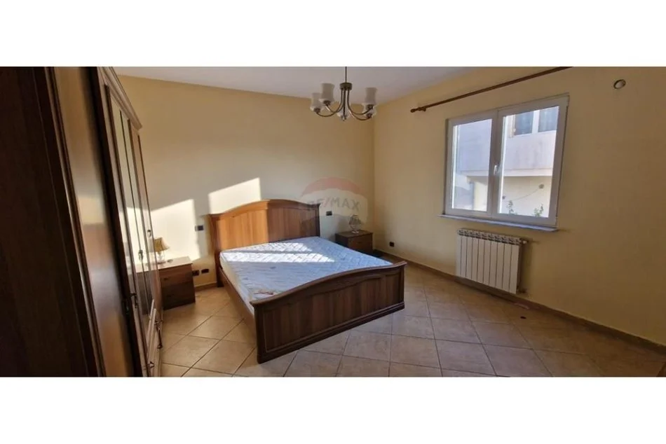 Tirane, jepet me qera apartament 2+1 , 120 m² 500 € (Rruga 5 maj)