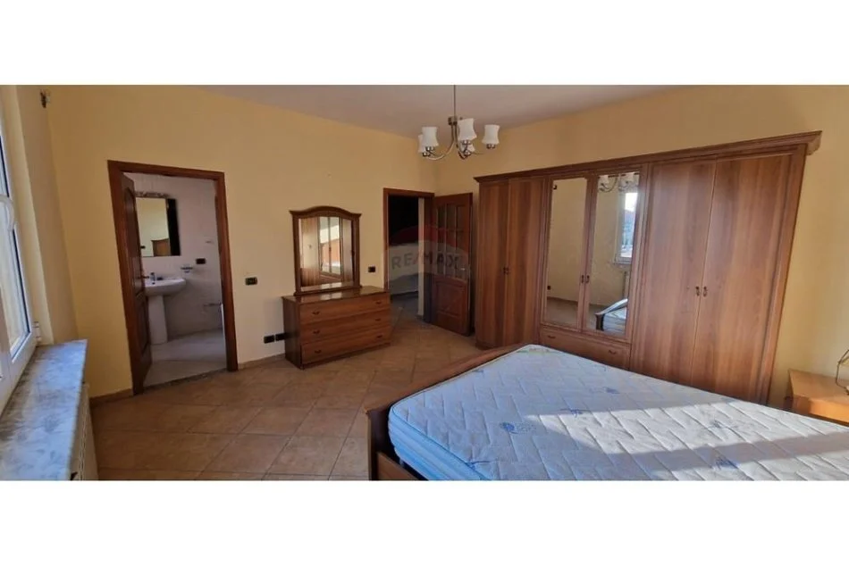 Tirane, jepet me qera apartament 2+1 , 120 m² 500 € (Rruga 5 maj)