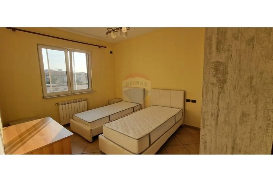 Tirane, jepet me qera apartament 2+1 , 120 m² 500 € (Rruga 5 maj)