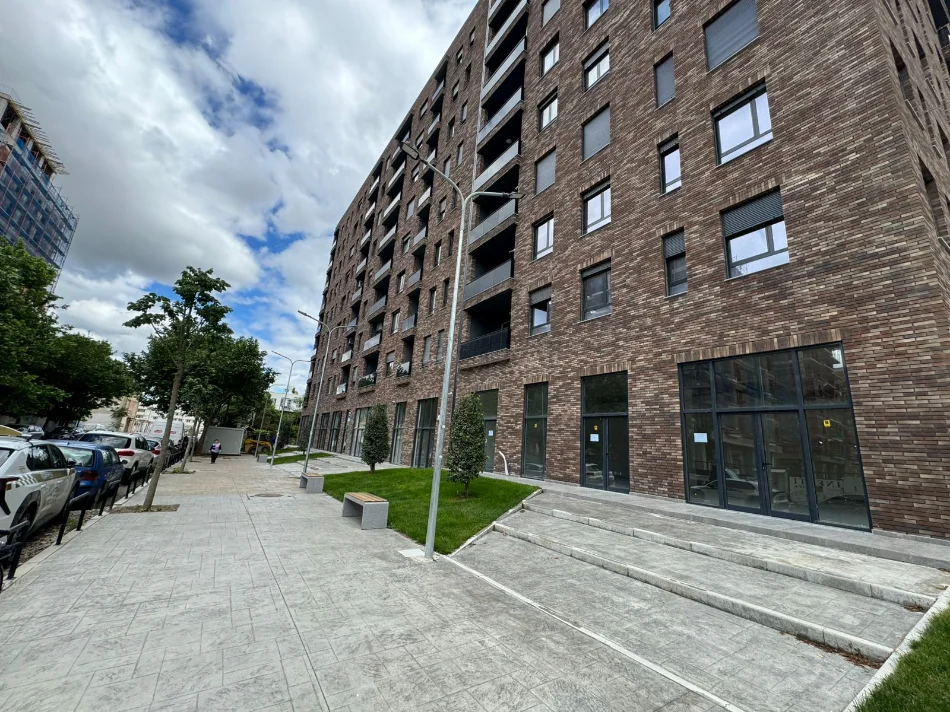 Tirane, jepet me qera apartament 2+1+Ballkon Kati 6, 108 m² 500 € (ne rrugen 5 Maji Tirane.)