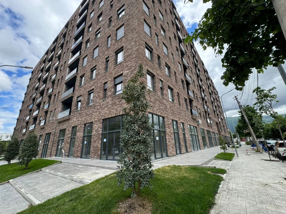 Tirane, jepet me qera apartament 2+1+Ballkon Kati 6, 108 m² 500 € (ne rrugen 5 Maji Tirane.)
