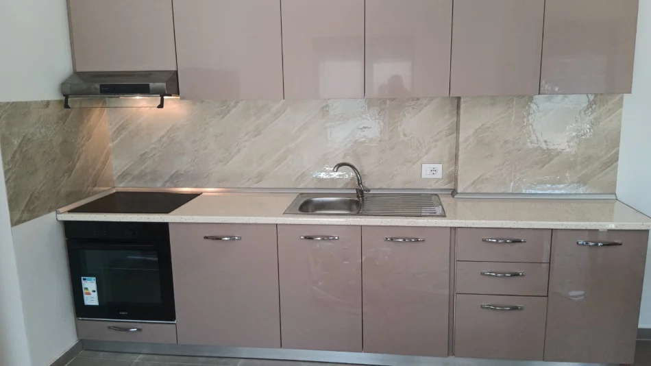 Tirane, jepet me qera apartament 2+1+Ballkon Kati 6, 108 m² 500 € (ne rrugen 5 Maji Tirane.)