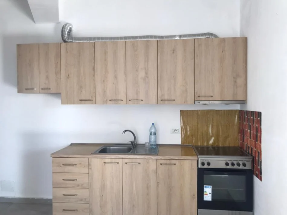Tirane, jepet me qera apartament 1+1+Ballkon Kati 2, 65 m² 350 € (Rruga 5 maj)