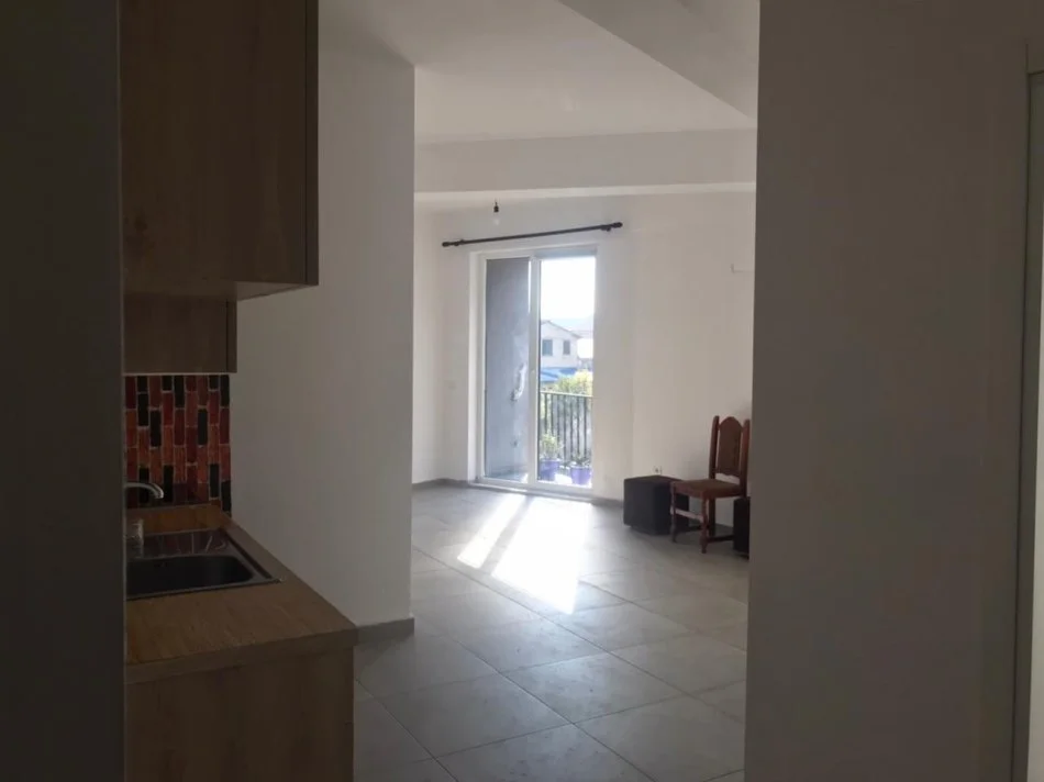 Tirane, jepet me qera apartament 1+1+Ballkon Kati 2, 65 m² 350 € (Rruga 5 maj)