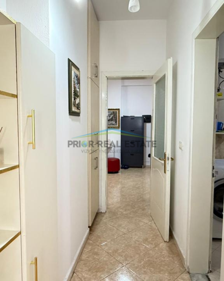 Tirane, jepet me qera apartament 2+1+Ballkon Kati 4, 110 m² 750 € (Komuna e Parisit)
