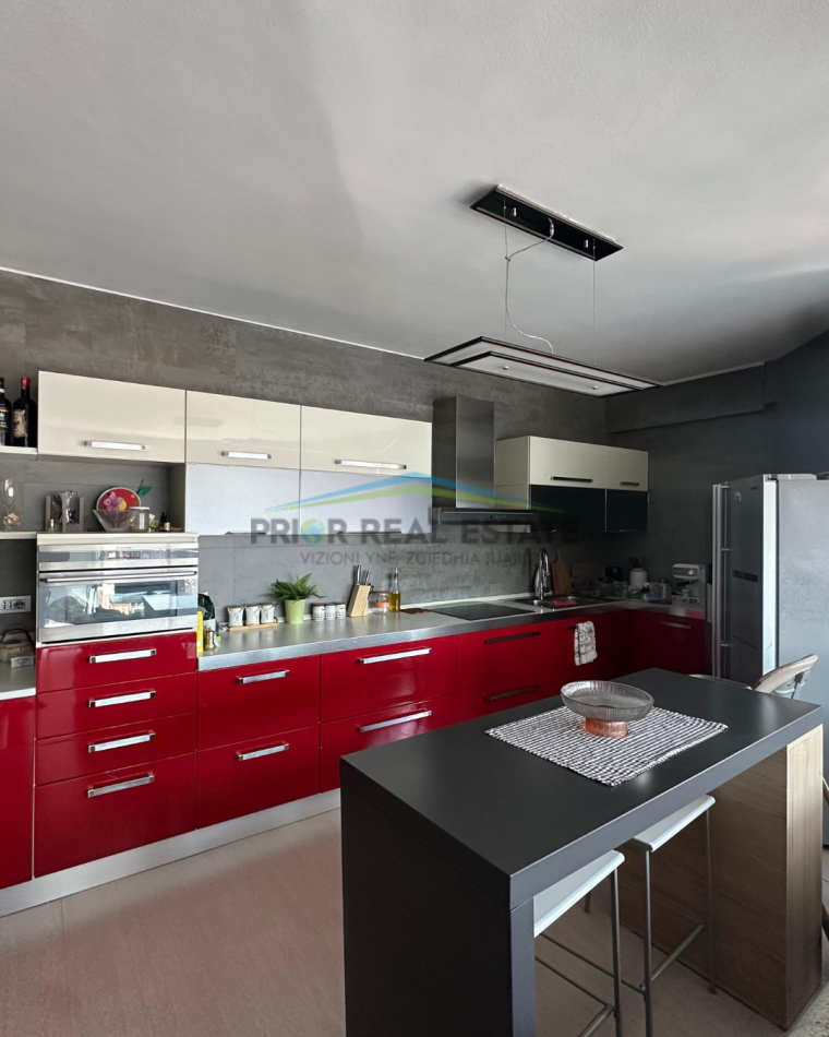 Tirane, jepet me qera apartament 2+1+Ballkon Kati 7, 127 m² 800 € (Komuna e Parisit)