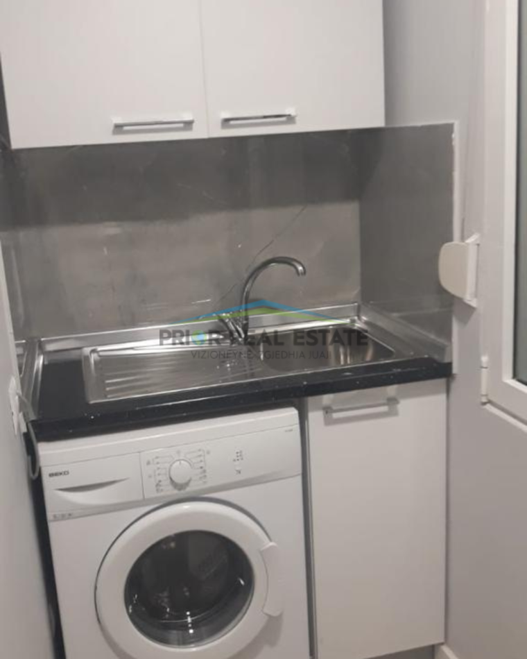 Tirane, jepet me qera garsonier Kati 0, 40 m²  45.000leke/muaj (Stadiumi Dinamo)