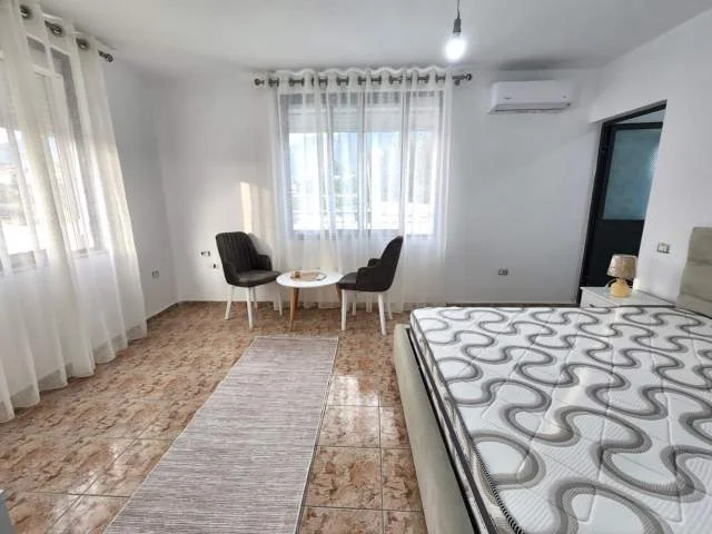 Tirane, jepet me qera ambjent biznesi  (Rr. Ibrahum Kodra (K. e Parisit - Pastiçeri Nefeli)