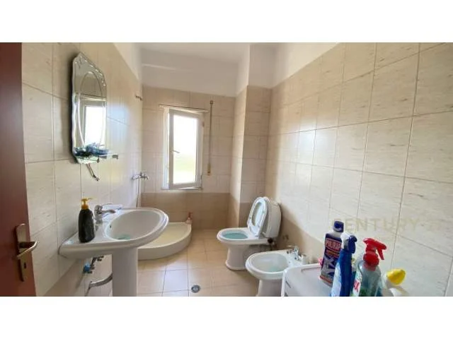 Tirane, jepet me qera apartament 2+1+BLK 115 m² 700 Euro (kopshti zologjik)