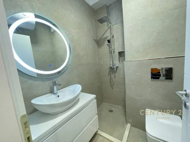 Tirane, jepet me qera apartament 1+1 80 m² 700 Euro (selvia)