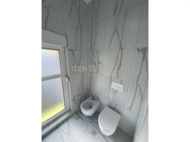 Tirane, jepet me qera apartament 2+1+A 85 m² 400 Euro (ali demi)