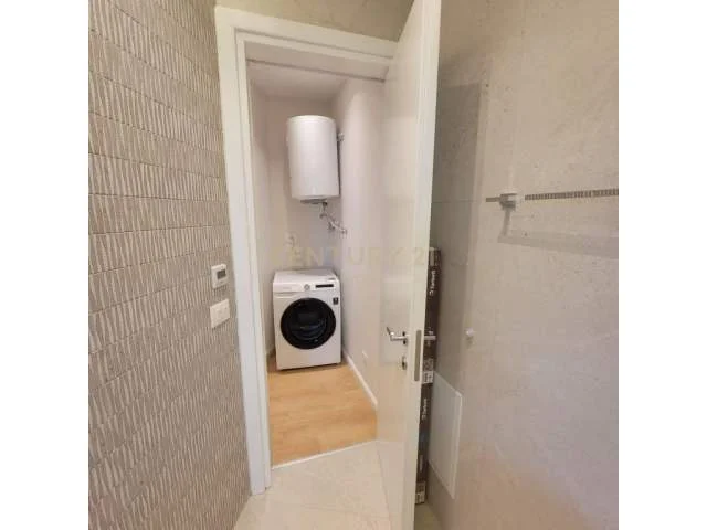 Tirane, jepet me qera apartament 1+1 Kati 1, 50 m² 400 Euro (fresku)