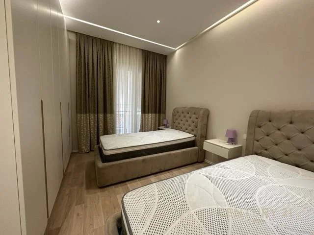 Tirane, jepet me qera apartament 2+1+BLK 112 m² 650 Euro (deliorgji)