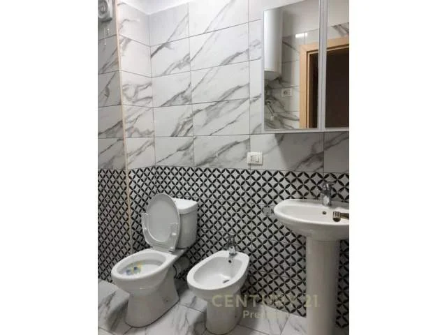 Tirane, jepet me qera apartament 2+1+BLK 96 m² 500 Euro (kopshti botanik)