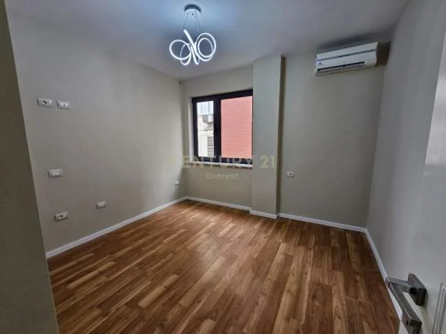 Tirane, shitet apartament 2+1+BLK Kati 2, 135 m² 197.000 Euro (komuna parisit)