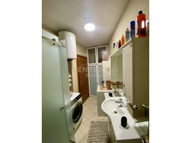 Tirane, jepet me qera apartament 1+1+BLK 70 m² 700 Euro (faik konica)