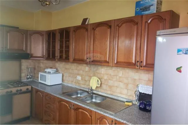 Tirane, jepet me qera apartament 2+1 Kati 5, 104 m² 500 Euro (Mine Peza)