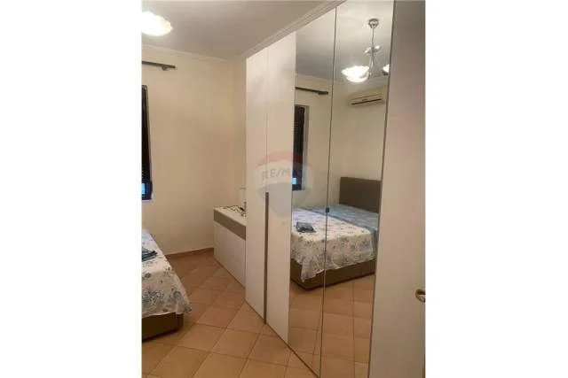 Tirane, jepet me qera apartament 2+1 Kati 4, 80 m² 550 Euro (Bllok)