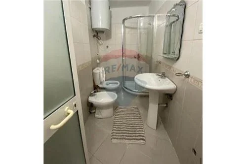 Tirane, jepet me qera apartament 1+1 Kati 3, 55 m² 500 Euro (Sheshi Wilson)