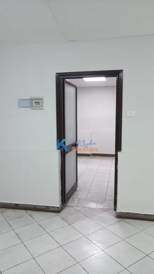 Tirane, jepet me qera ambjent biznesi , Kati -1, 109 m² (Rruga Irfan Tomini, prane Bulevardit Bajram Curri)