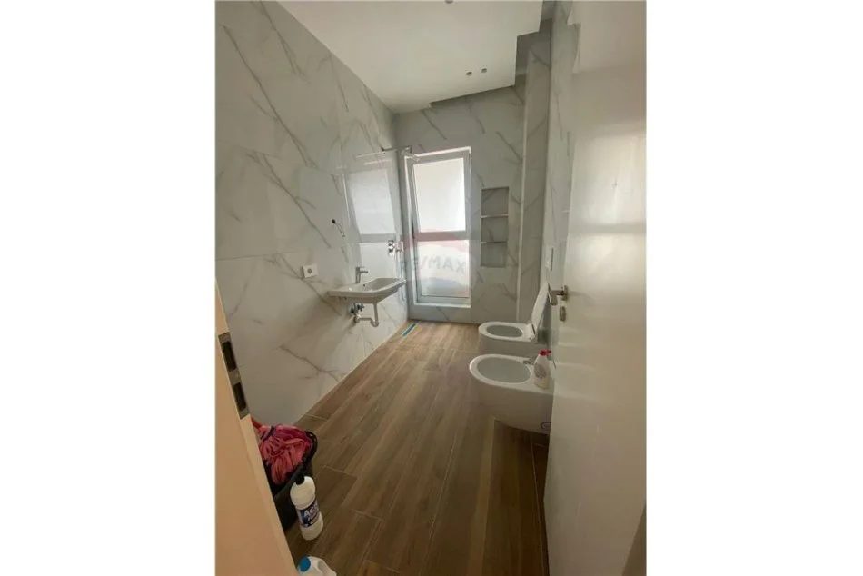 Tirane, jepet me qera apartament 2+1, Kati 8, 92 m² 500 € (Bulevardi Zogu I)