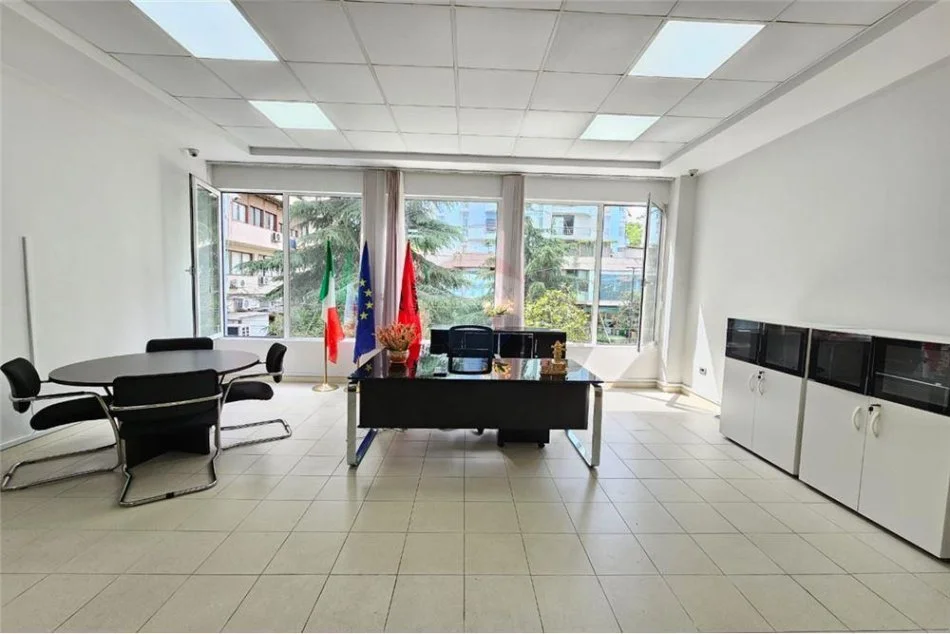 Tirane, jepet me qera zyre , Kati 2, 64 m² 650 € (Myslym Shyri - Ish Ekspozita)