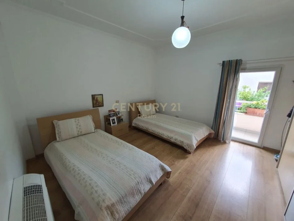 Tirane, jepet me qera Vile 3 Katshe, Kati 4, 600 m² (Oxhaku)