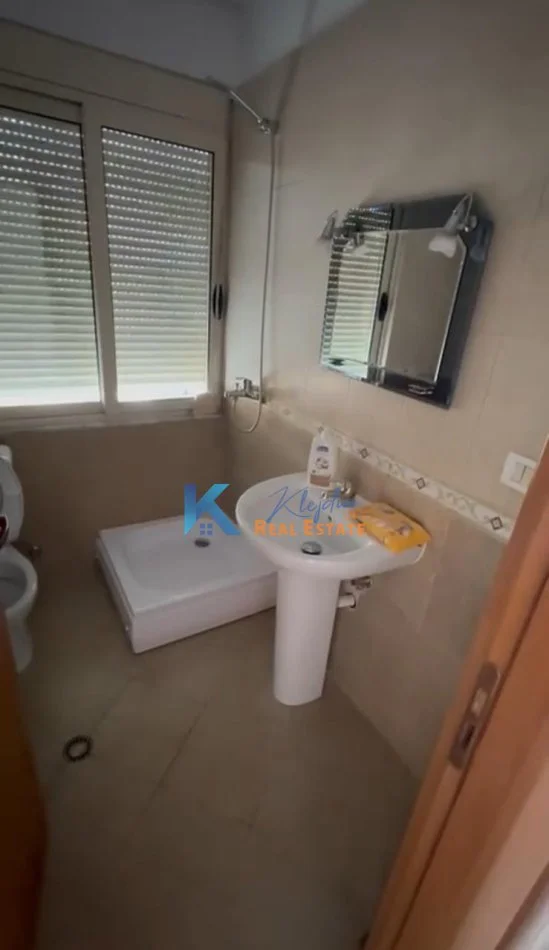 Tirane, jepet me qera apartament 1+1+Ballkon, Kati 2, 75 m² 450 € (Brryli, afer Maternitetit te Ri)