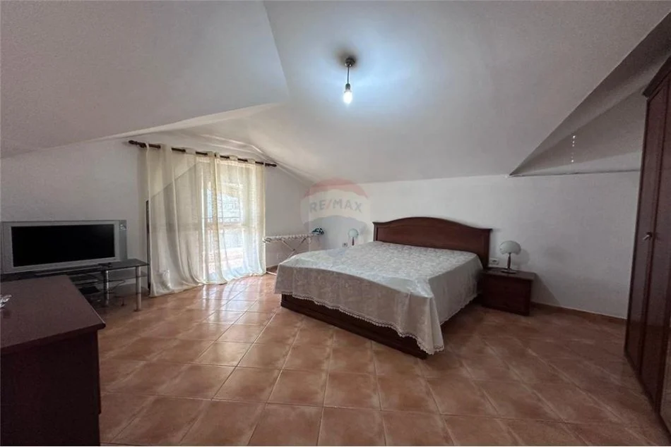 Tirane, jepet me qera apartament duplex Dublex, Kati 2, 165 m² 600 € (Rruga Starvi Themeli)