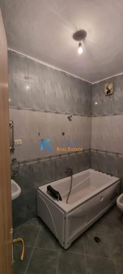 Tirane, jepet me qera apartament 2+1 Kati 2, 175 m² 500 € (Komuna e Parisit,afer shkolles Kristaq Rama