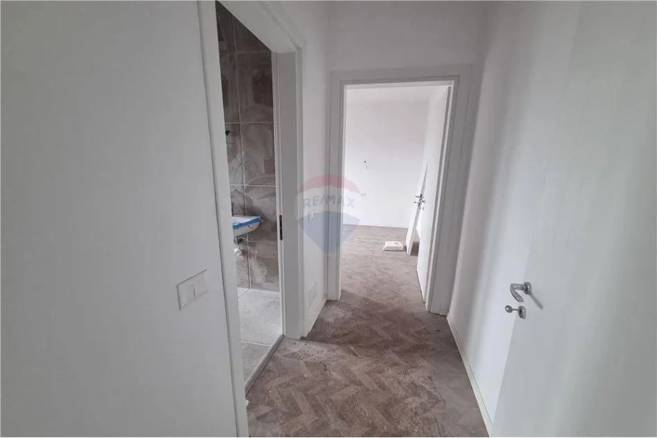Tirane, jepet me qera ambjent biznesi Kati 3, 110 m² 1,200 € (Rruga e Kavajes - Tirana Garden Building