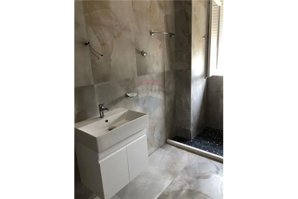 Tirane, shitet apartament 2+1 , 105 m² 150,000 € (Ali Demi)