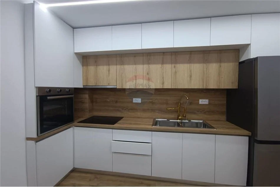 Tirane, jepet me qera apartament 1+1 , 45 m² 650 € (Rruga e Kavajës)