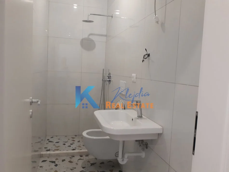 Tirane, shitet apartament 1+1 Kati 3, 68 m² 90.000 € (Ali Dem, kompleksi Mangalem)