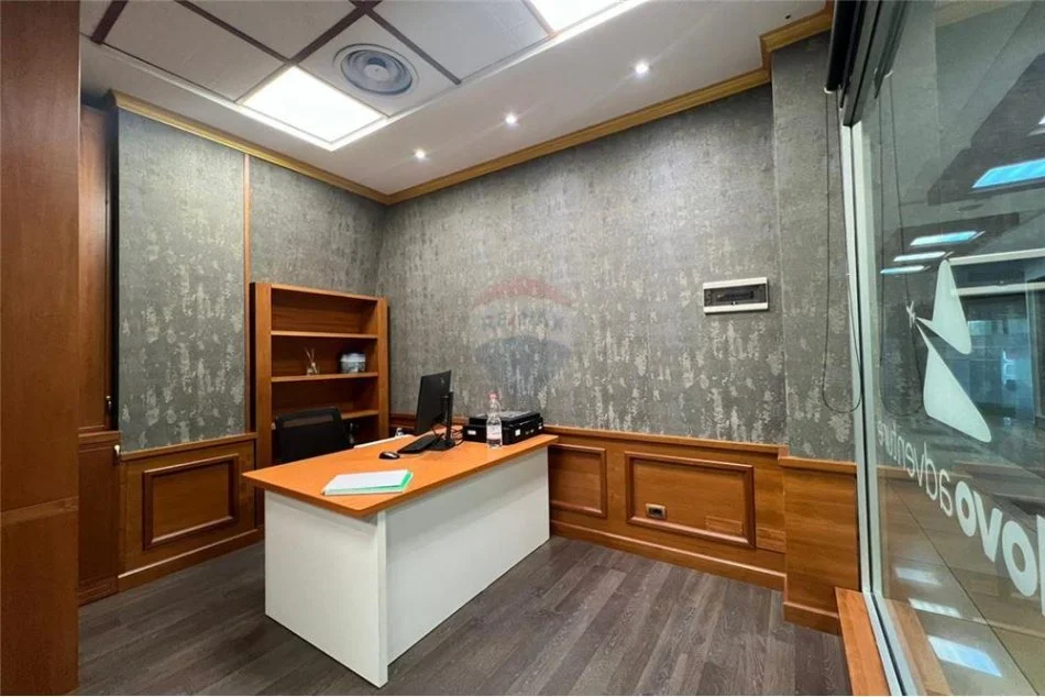 jepet me qera zyre Kati 2, 25 m² 690 € (Kullat Binjake - Tiranë)