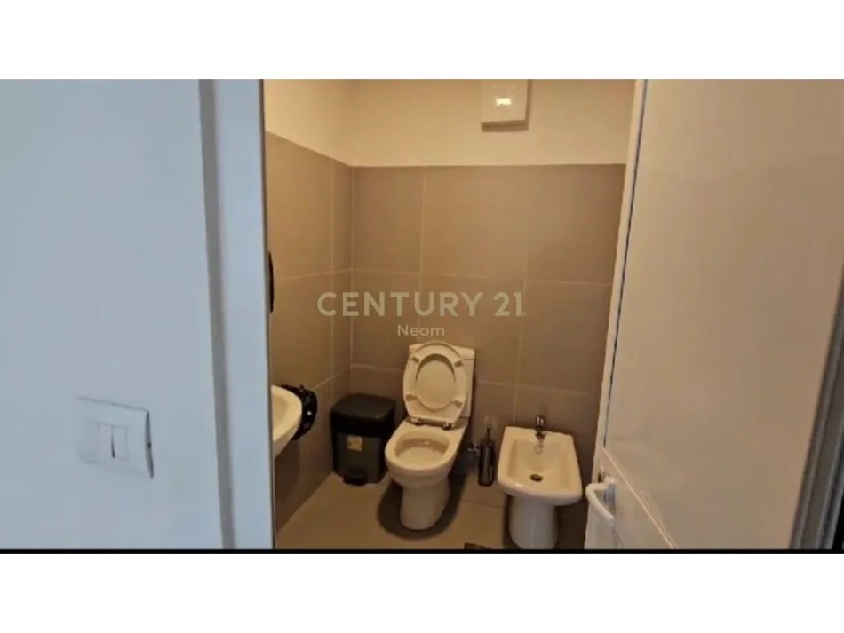 Tirane, jepet me qera vetem 1 dhome 1+1 Kati 1, 117 m² 1.400 € (Komuna e Parisit)