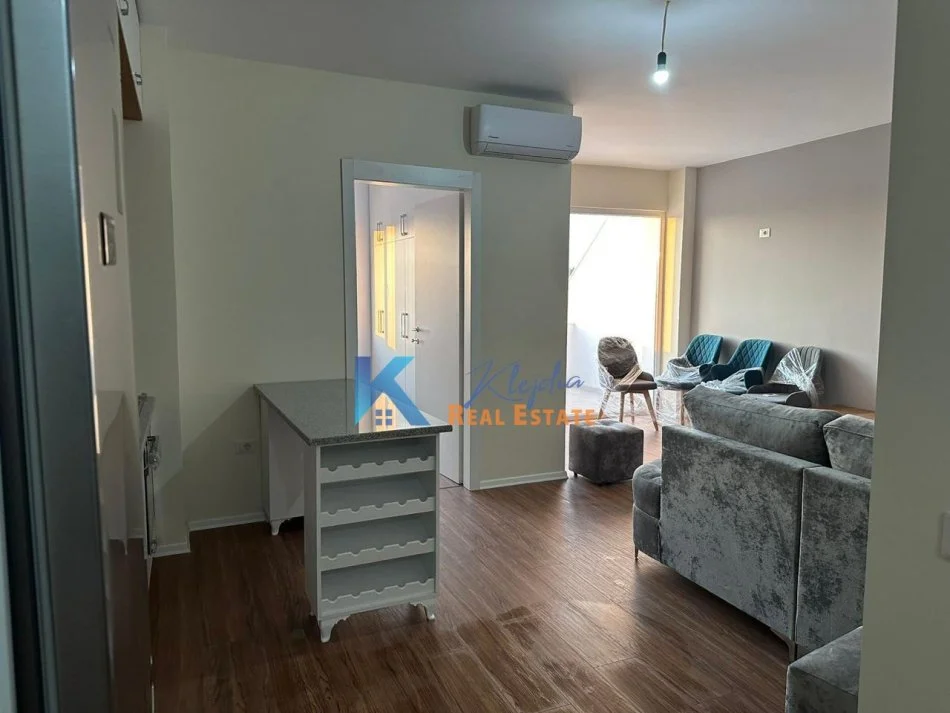 Tirane, jepet me qera apartament 1+1 Kati 4, 74 m² 450 € (Rrethrrotullimi i Saukut te Vjeter)