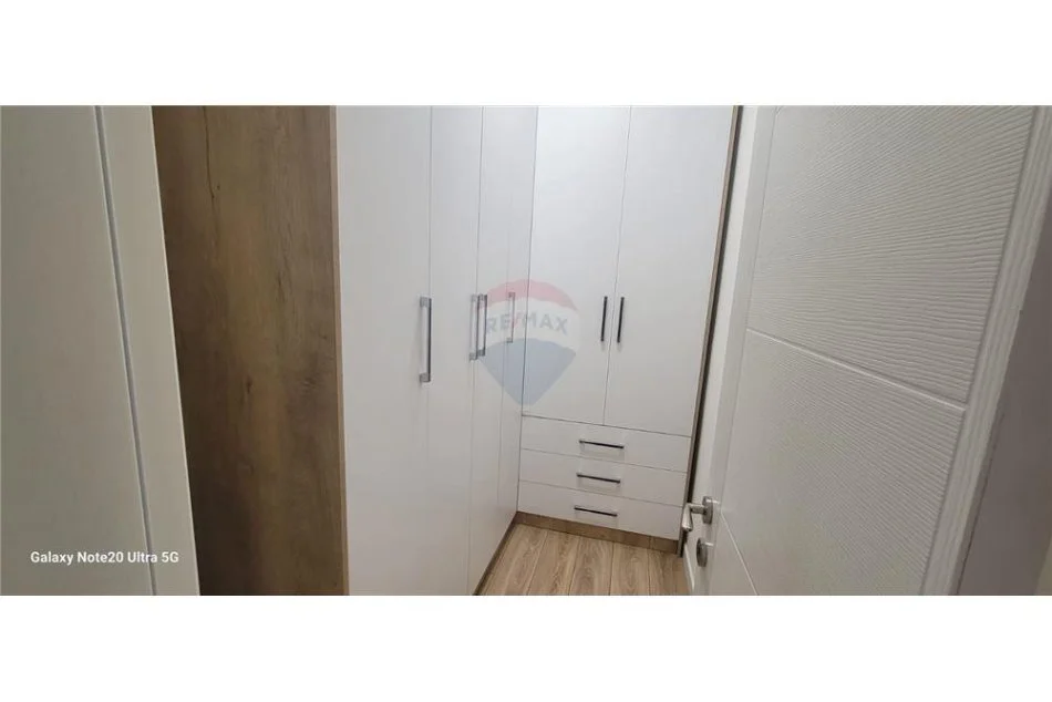Tirane, jepet me qera apartament 1+1 , 79 m² 550 € (Kopshti Botanik)